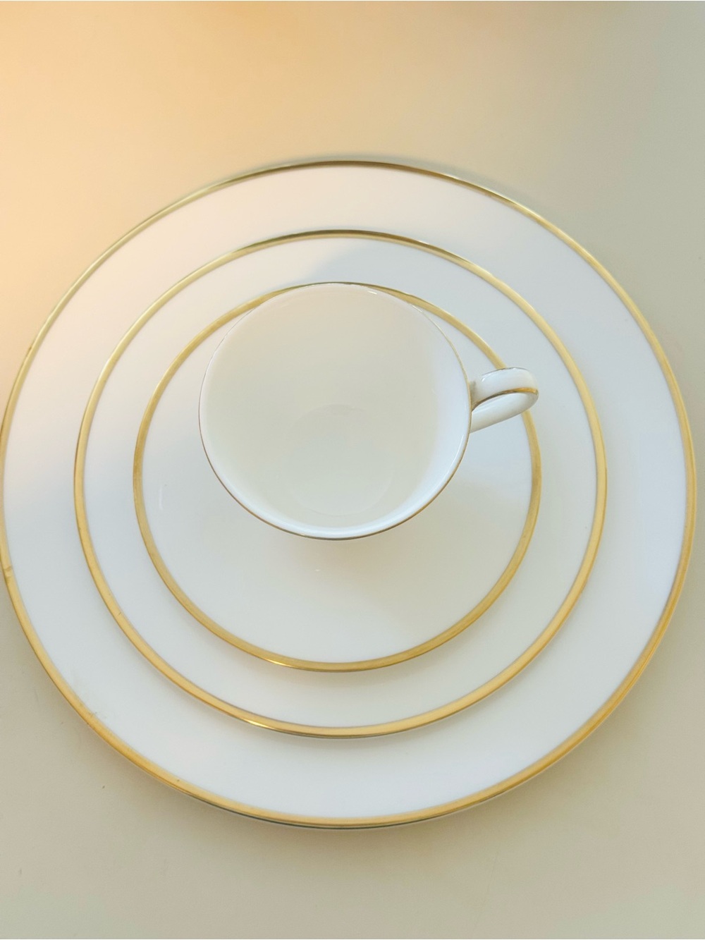 Royal Doulton "Alice" Pattern (H5122) English Fine Bone China with Gold Trim